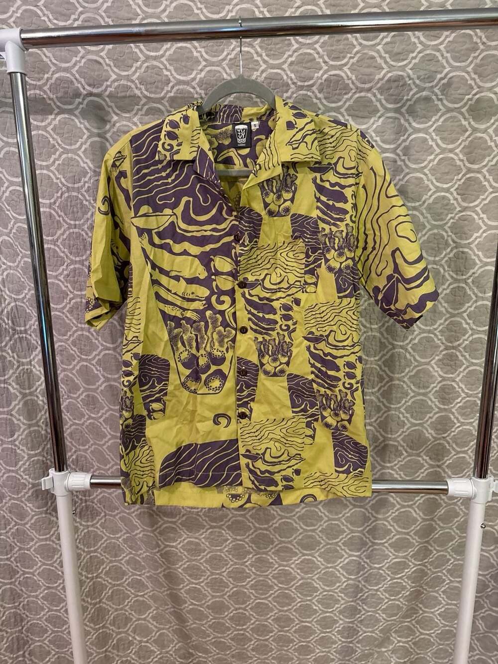 Tutuvi Hawaii Manō Shark Coral Aloha Shirt Size S